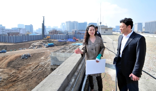 Mihn Hyun-jun (right), architect-in-charge of the National Museum of Contemporary Art’s Seoul branch, and Kang Seung-wan, head of the new museum planning team, talk at the branch site.(Kim Myung-sub/The Korea Herald)