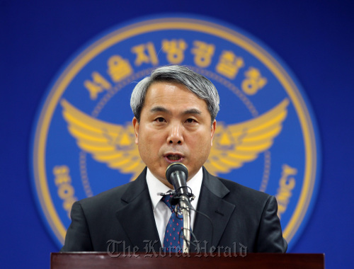 Seoul Metropolitan Police Agency staffer Lee Byeong-ha briefs reporters about the investigation results of the Hyundai Capital data hacking at the agency headquarters in Seoul on Monday. (Yonhap News)