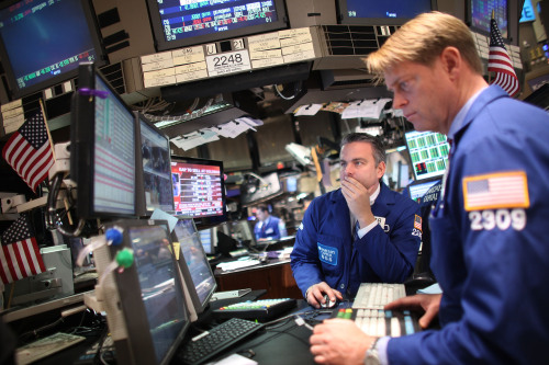 Traders work on the floor on the New York Stock Exchange on Monday. (AFP-Yonhap News)