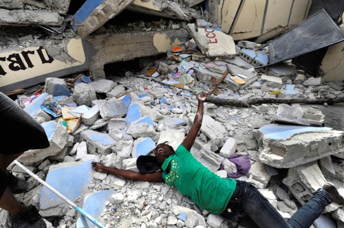 This photo provided by the Pulitzer Prize Board and published Jan, 15, 2010, is part of a series of photographs of a devastating earthquake that stuck Haiti three days earlier. Cindy Tersme throws herself on the rubble of Ecole St. Gerard, screaming as she searches for her brother. (AP-Yonhap News)