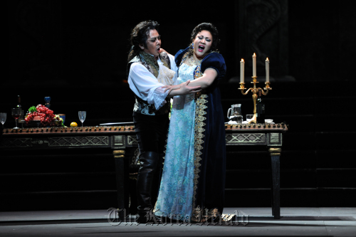 Soprano Kim Eun-joo (right) in the role of Tosca and baritone Ko Sung-hyun as Scarpia in Puccini opera “Tosca” (Sejong Center for the Performing Arts)