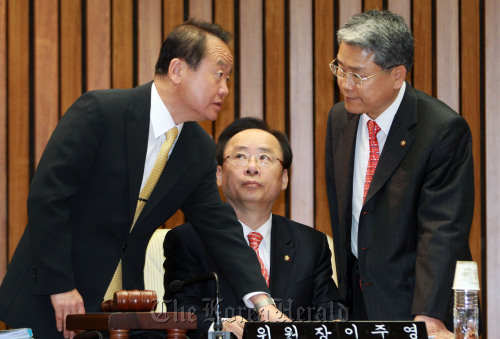 Lee Ju-young (center), chairman of the National Assembly committee to reform the court and prosecution system, discusses meeting procedure with Joo Sung-young (left) of the ruling Grand National Party and Kim Dong-cheol of the main opposition Democratic Party in the National Assembly on Wednesday. (Yonhap News)