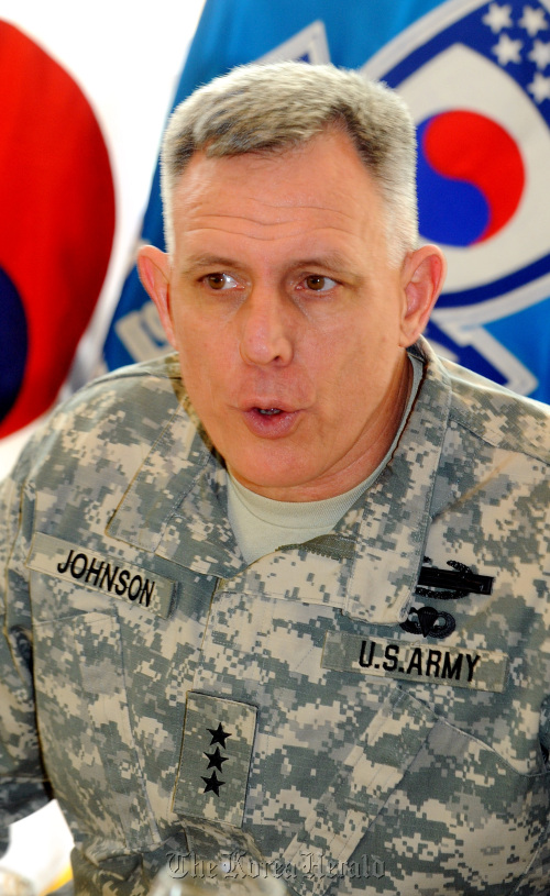Lieut. Gen. John D. Johnson, the commander of the U.S. Eighth Army, speaks during a meeting with Korean journalists at the Yongsan Garrison. (Park Hyun-koo/The Korea Herald)