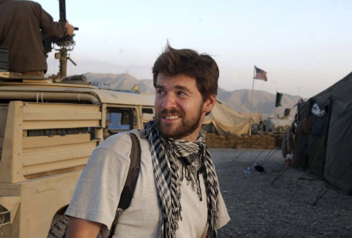 This undated photo provided by Getty Images shows Getty photographer Chris Hondros in Afghanistan. Hondros was critically injured while on assignment in Misrata, Libya, on Thursday, April 20, 2011. (AP-Yonhap News)