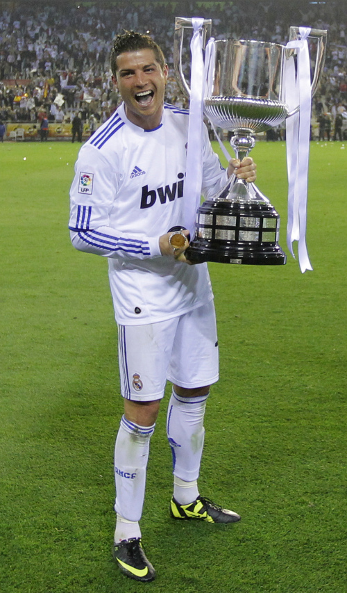 Real’s Cristiano Ronaldo celebrates with the Copa del Rey trophy. (AP-Yonhap News)