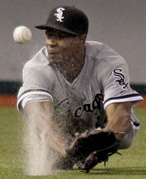Chicago White Sox Juan Pierre dives but cannot come up with a second-inning single by Tampa Bay Rays’ Felipe Lopez during an MLB baseball game in St. Petersburg, Florida. (AP-Yonhap News)