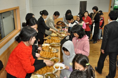 Elementary school children line up to sample Pakistani food.(Yoav Cerralbo/The Korea Herald)