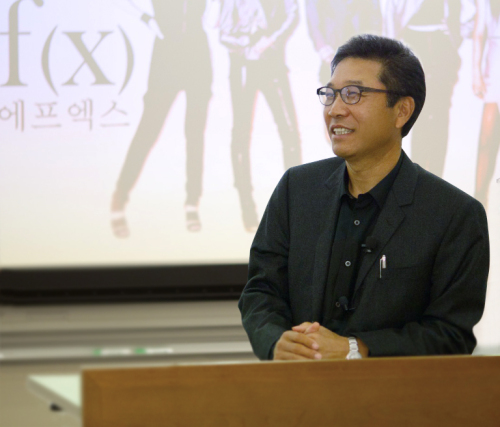 Lee Soo-man speaks to Stanford MBA students at KnightManagement Center. (SM Entertainment)