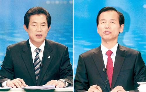 Ohm Ki-young (left) of the ruling Grand National Party and Choi Moon-soon of the main opposition Democratic Party explain their election pledges during a televised debate hosted by MBC on Saturday. (Yonhap News)