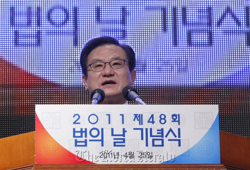 Justice Minister Lee Kwi-nam speaks during a ceremony to mark the 48th Law Day at the Supreme Prosecutors’ Office in southern Seoul on Monday. (Yonhap News)
