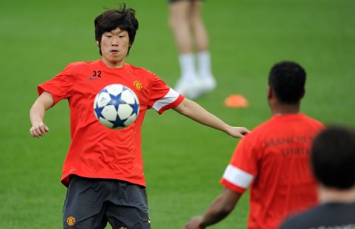 Manchester United midfielder Park Ji-sung takes part in a training session in Gelsenkirchen, Germany, Monday. (AFP-Yonhap News)