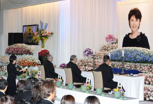 Miki Fujimura (left), former member of pop group “Candies” reads her message of condolence at the funeral of Japanese actress and singer Yoshiko Tanaka (right), known as “Sue-chan” when she was in the group in the 1970s, in Tokyo on Monday. (AFP-Yonhap News)