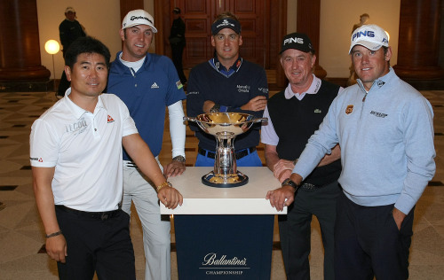 Players taking part in the Ballantine’s Championship pose with the winner’s trophy at Blackstone Golf Club in Seoul on Tuesday. The golfers are (from left) Yang Yong-eun, Dustin Johnson, Ian Poulter, Miguel Angel Jimenez and Lee Westwood. (AFP-Yonhap News)