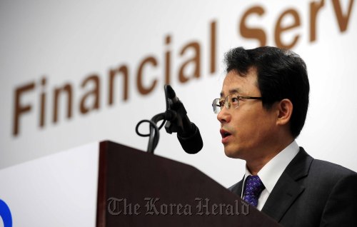 Financial Supervisory Service Governor Kwon Hyouk-se speaks at a forum. (Park Hae-mook/The Korea Herald)