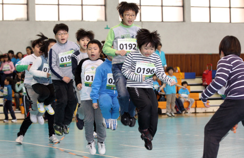 Elementary school kids are jumping rope for heart health in a physical activity session (Yonhap News)