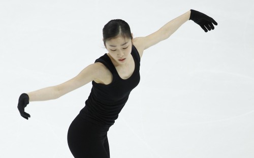 Kim Yu-na performs a new program for the Moscow Figure Skating Championships in an exercise session on Wednesday. (Yonhap News)