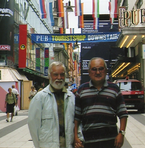 Chang Key-kwan (right) and Gunnar Sildevon stand together in downtown Stockholm in 2007 during Chang’s visit to Sweden. (The Korea Herald)