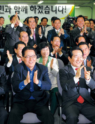 Floor leader Park Jie-won (left front) and members of the main opposition Democratic Party cheer late on Wednesday as candidate Sohn Hak-kyu takes a lead in the by-election vote in Bundang. Yang Dong-chul/The Korea Herald