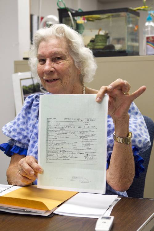 Ivalee Sinclair holds the birth certificate of President Barack Obama on Wednesday in Honolulu. (AP-Yonhap News)