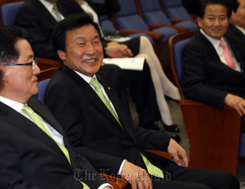 Sohn Hak-kyu (second from left), leader of main opposition Democratic Party and lawmaker-elect, grins at the party’s general meeting on Thursday morning after his victory in the previous day’s Bundang-B by-election. (Yonhap News)