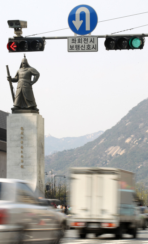 The new traffic signal system installed at a Gwanghwamun intersection in central Seoul, Monday. (Yonhap News)