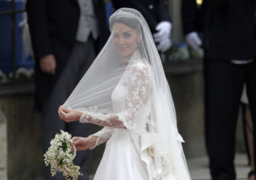 Kate Middleton arrives at Westminster Abbey at the Royal Wedding in London Friday, April 29, 2011. (AP-Yonhap News)