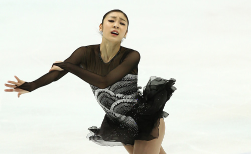 Kim Yu-na performs at the World Figure Skating Championships in Moscow, Saturday. (Yonhap)