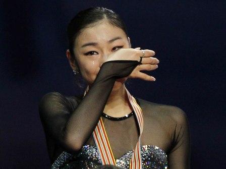 Kim bursts into tears after winning a silver medal. (Yonhap)