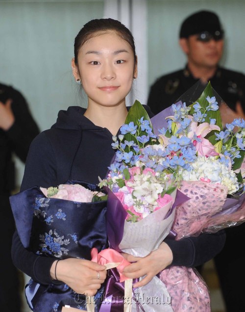 Kim Yu-na arrives at Incheon International Airport.  (Lee Sang-seob/The Korea Herald)