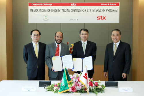 STX Group chairman Kang Duk-soo (right) with officials after STX Corp. president Choo Sung-yob (second from right) and head of Saudi Arabian Culture Mission Turki Fahad Al Ayyar signed a MOU to collaborate in internships for Saudi students at the company’s office in Seoul on Wednesday. (STX Group)