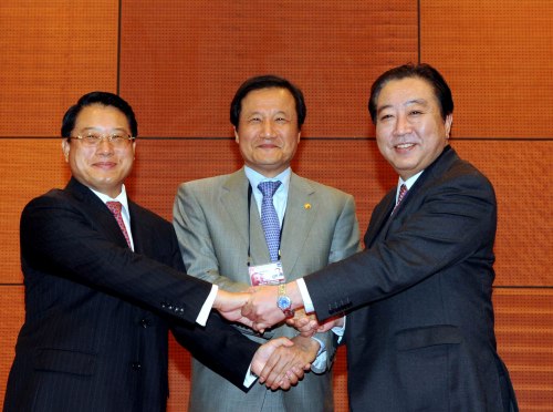 South Korea’s Finance Minister Yoon Jeung-hyun (center) meets with China’s Deputy Finance Minister Li Yong (left) and Japan’s Finance Minister Yoshihiko Noda ahead of ADB annual conference in Hanoi, Vietnam on Wednesday. (Yonhap News)