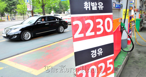 A gas station in Yeouido, central Seoul, sells gasoline at 2,230 won per liter Friday. (Kim Myung-sup/The Korea Herald)