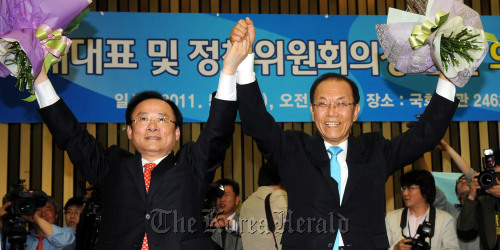 Rep. Hwang Woo-yea (right) and Rep. Lee Ju-young celebrate their election as floor leader and policy committee chairman of the ruling Grand National Party, respectively, on Friday. (Park Hyun-koo / The Korea Herald)