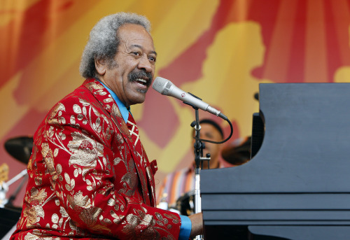 Allen Toussaint performs at the New Orleans Jazz and Heritage Festival on Friday. (AP-Yonhap News)