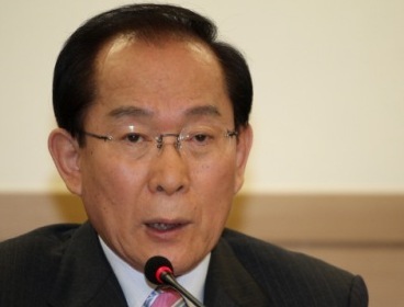 (Lee Hoi-chang offers to resign as minor conservative party chief. Yonhap News)
