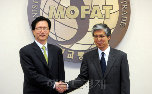 Head of Trade Ministry’s FTA Negotiations Bureau Lee Yun-young (left) shakes hands with Japanese Ministry of Foreign Affair’s Economic Affairs Bureau Director-General Takeshi Yagi at Seoul’s Ministry of Foreign Affairs and Trade on Monday. (Ahn Hoon/The Korea Herald)