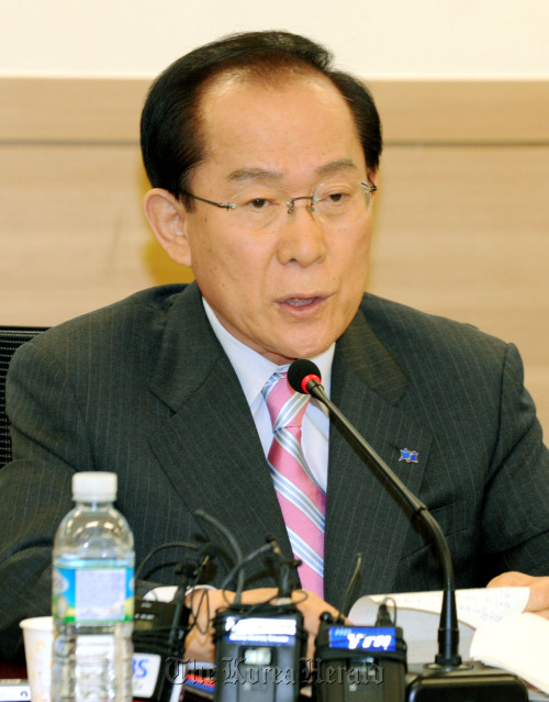 Rep. Lee Hoi-chang, leader of the minority conservative Liberty Forward Party, announces his resignation during a party meeting on Monday. (Yang Dong-chul/The Korea Herald)