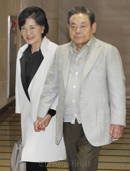Samsung Electronics chairman and International Olympic Committee member Lee Kun-hee and his wife leave Seoul for Lausanne, Switzerland, on Tuesday, to participate in an IOC technical meeting. (Lee Sang-sub/The Korea Herald)