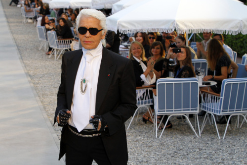 Fashion designer Karl Lagerfeld appears at the end of the show for Chanel as part of “Croisiere 2011-2012” on Monday. (AP-Yonhap News)