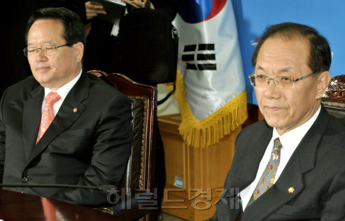 Grand National Party floor leader Hwang Woo-yea (right) and emergency committee chairman Chung Ui-hwa attend a meeting of the party’s senior lawmakers Wednesday. (Yang Dong-chul/The Korea Herald)