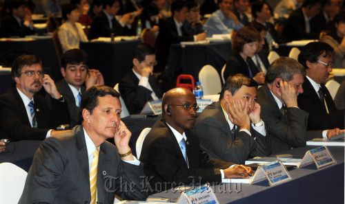 Participants in the international summit of communications ministers listen to a speech by Korea Communications Commission chief Choi See-joong at COEX in southern Seoul on Wednesday. (Park Hyun-koo /The Korea Herald)