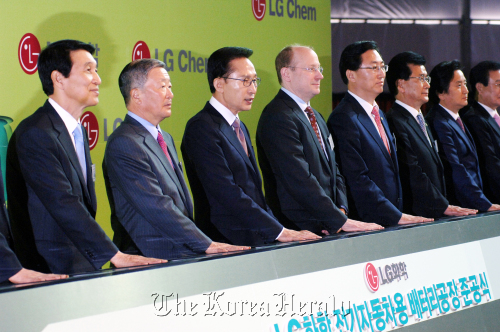 LG Chem CEO Kim Bahn-suk (left) attends the ground-breaking ceremony to build a battery factory for electric cars in Ochang Techno Park, North Chungcheong Province last month. President Lee Myung-bak (third from left) and LG Group chairman Koo Bon-moo (second from left) were also present in the event.  (LG Chem)