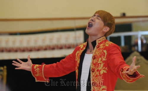 Kim Jun-su performs a song from the musical “Mozart!” at Namsan Creative Center on Wednesday. (Lee Sang-sub/ The Korea Herald)
