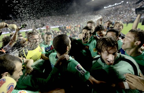Barcelona players celebrate after winning the Spanish league title. (AP-Yonhap News)