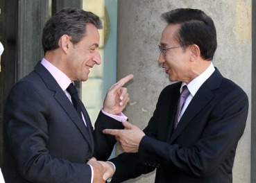French President Nicolas Sarkozy greets President Lee Myung-bak before their summit in Paris Friday. (Yonhap News)