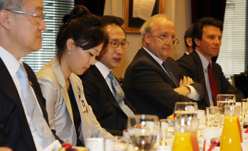 President Lee Myung-bak talks with renowned French scholars during a breakfast meeting in Paris on Saturday. Yonhap News
