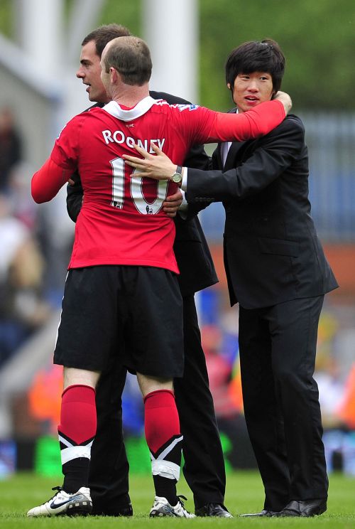 Park Ji-sung (right) and Wayne Rooney celebrate their league title.(AFP-Yonhap News)