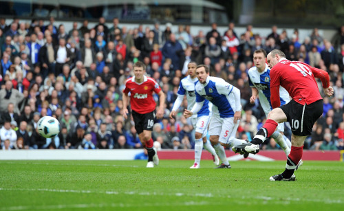 Manchester United’s Wayne Rooney scores his side’s equalizer. (AP-Yonhap News)