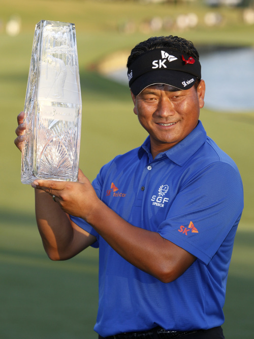 K.J. Choi holds up his trophy after winning The Players Championship golf tournament in Ponte Vedra Beach, Fl. Sunday, May 15, 2011. Choi finished 13-under par and won on the first hole of the playoff, defeating David Toms. (AP-Yonhap News)