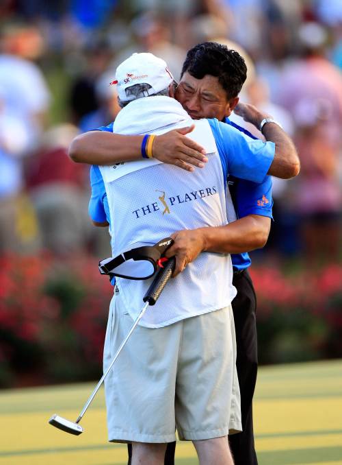Korea’s Choi Kyung-ju celebrates with caddie Andy Prodger after his victory. (AFP-Yonhap News)